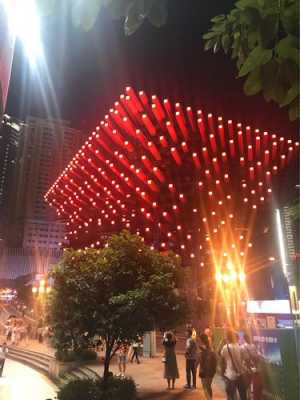 重庆红色条建筑物（重庆红色的建筑）-图1