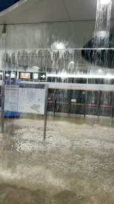 重庆地铁泼水（重庆地铁雨水倒灌）
